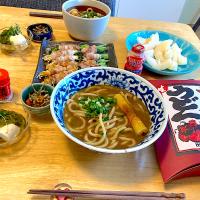 戴き物の讃岐カレーうどん、野菜の肉巻き(とうみょとエノキ)、メカブ奴、ナッツ入り田作り、二十世紀梨、Yakult100